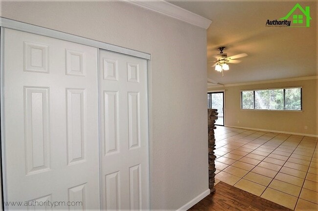 Building Photo - 866 Spaniel Dr