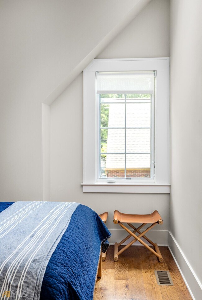 Building Photo - 3312 W Shadowlawn Ave NE