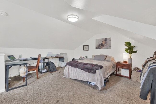 Building Photo - Cozy Home - South Side Flats