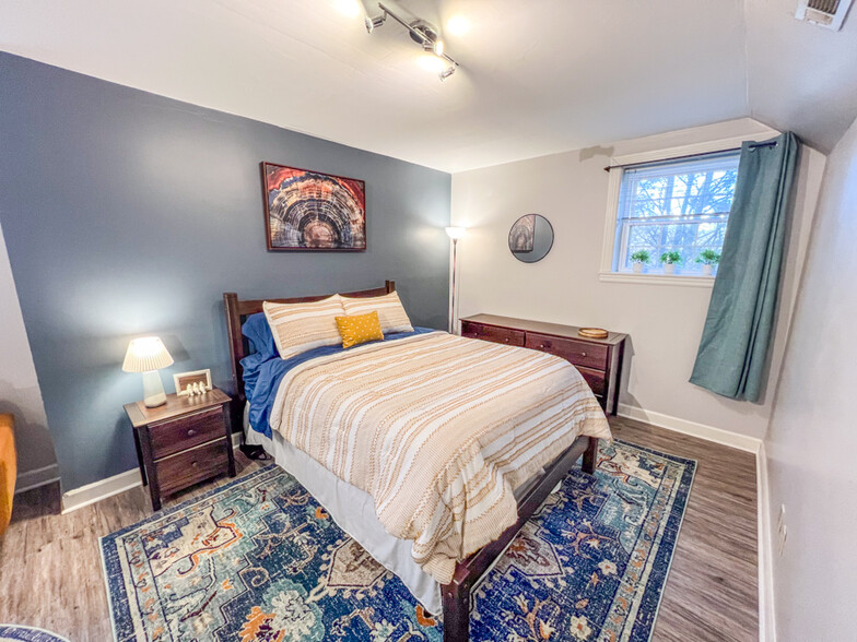 Furnished bedroom - 2031 Eversong Ln