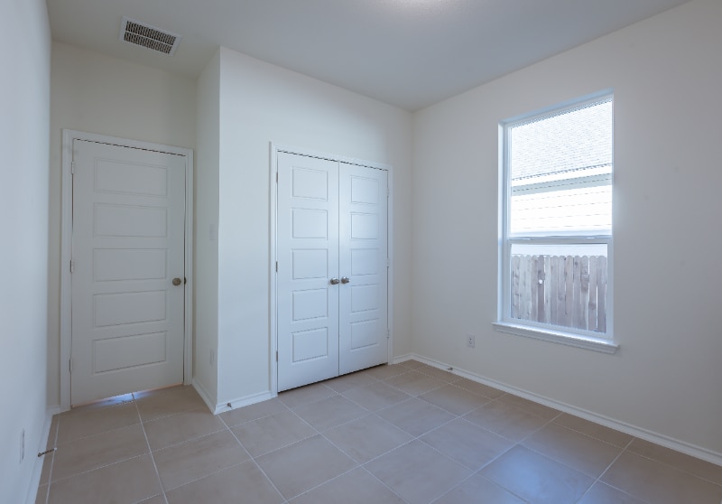 Building Photo - 1400 Carriageway Dr