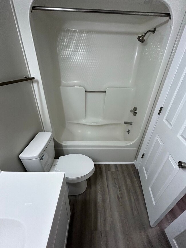 Building Photo - Spacious Top Floor 3-Bedroom, 2-Bath Remod...