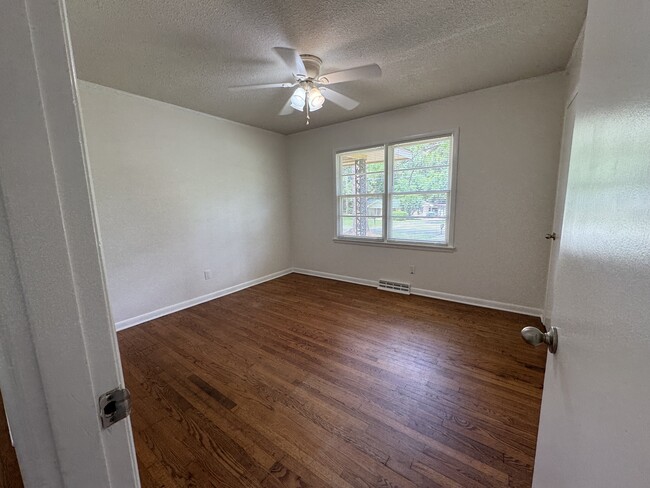 Building Photo - 400 Massee Dr