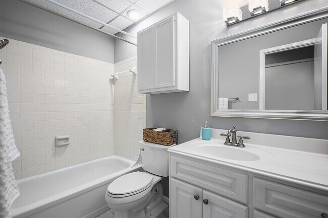 Building Photo - 7065 N Holiday Dr