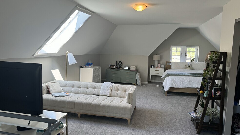 Building Photo - 221 W 4th St