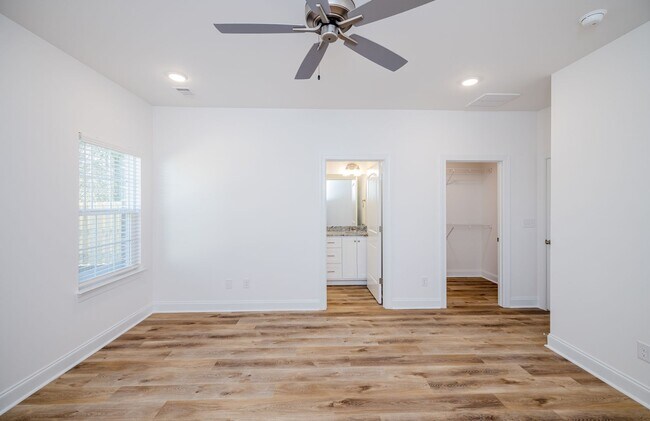 Building Photo - 402 Manly Way