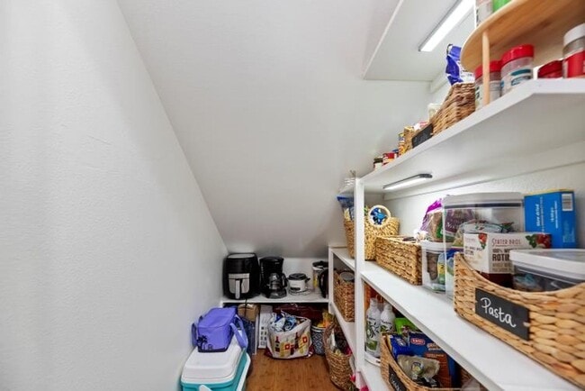 Building Photo - Beautiful 3 bedroom townhouse available fo...