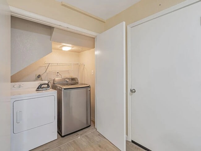 Building Photo - 415 Camille Cir