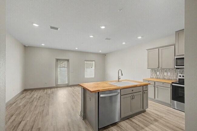 Building Photo - 9055 Golden Eye Dr