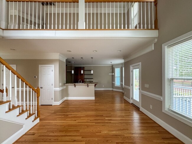 Building Photo - 5 Bedroom Home in Gated Golf Course Community