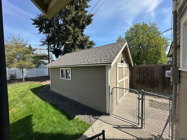 Building Photo - Stunning 3-Bedroom Craftsman Home in Kendall Yards