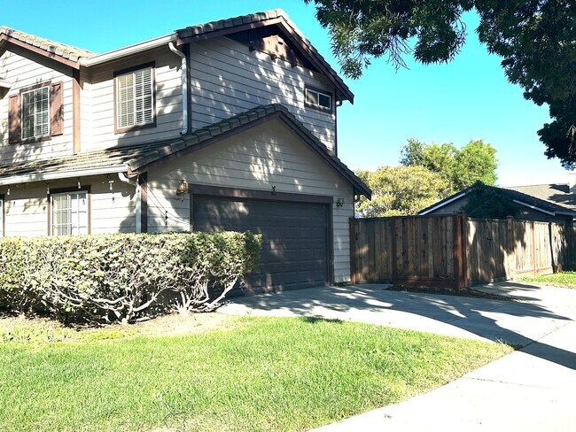 Building Photo - Spacious 4 Bedroom Corner Lot in Brentwood!