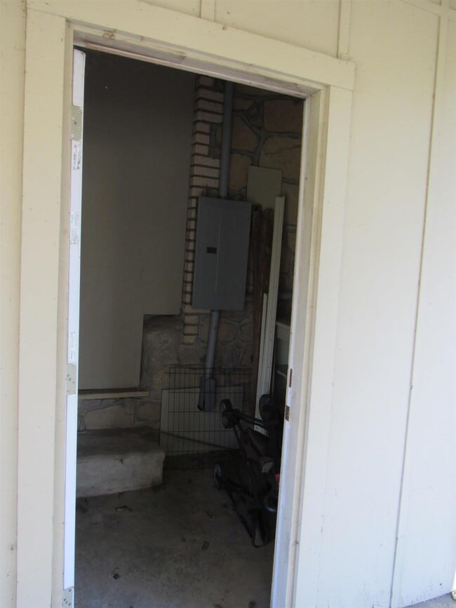 Building Photo - 405 E Main St