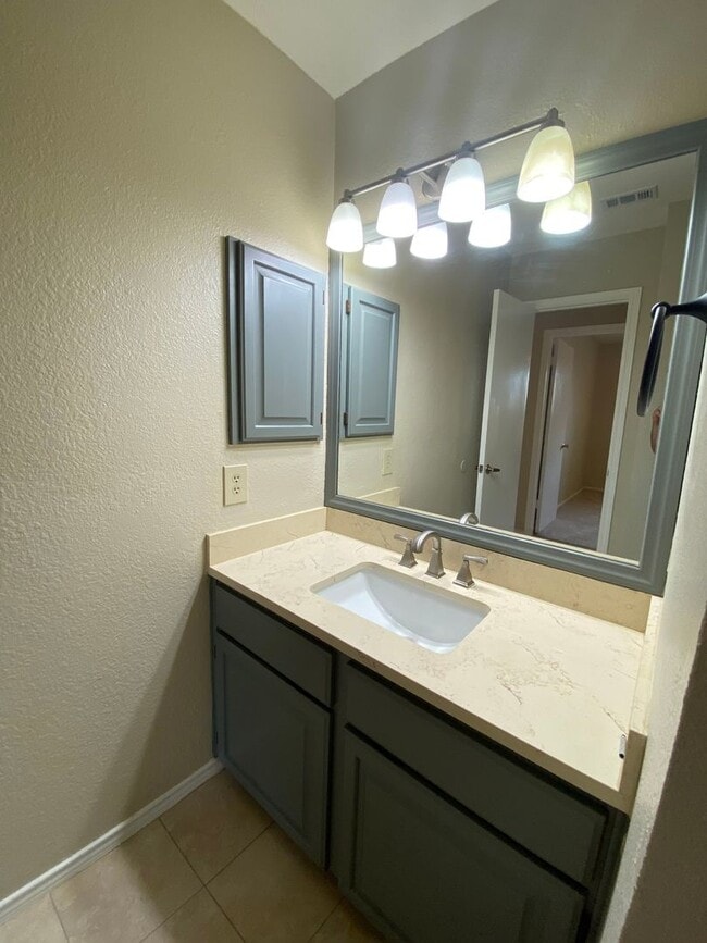 Building Photo - 3 Bedroom 2 Bath~ Updated Kitchen!