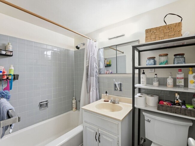 Building Photo - Oversized One-Bedroom Condo in a Prime Van Ness Location!