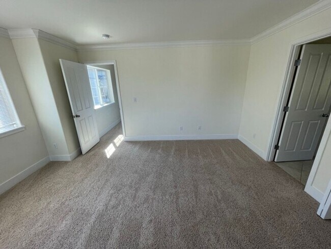Building Photo - Extremely Spacious 5BD/3BTH Home For Lease...