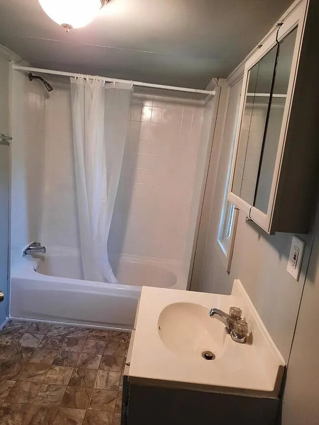 Building Photo - 2 Bedroom 1 Bathroom