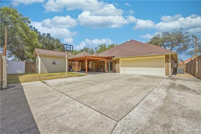 Building Photo - 10 Cardinal Ave