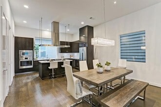 Building Photo - 5905 E Post Oak Ln