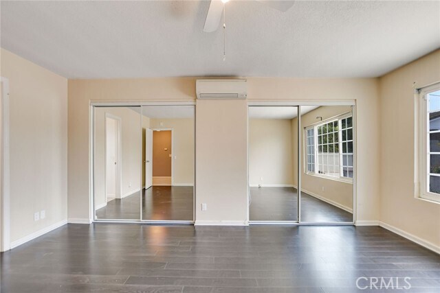 Building Photo - 1015 E Walnut Ave