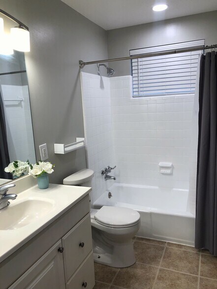 Main Bathroom (Bath Tile Updated) - 3413 Lisa Dr