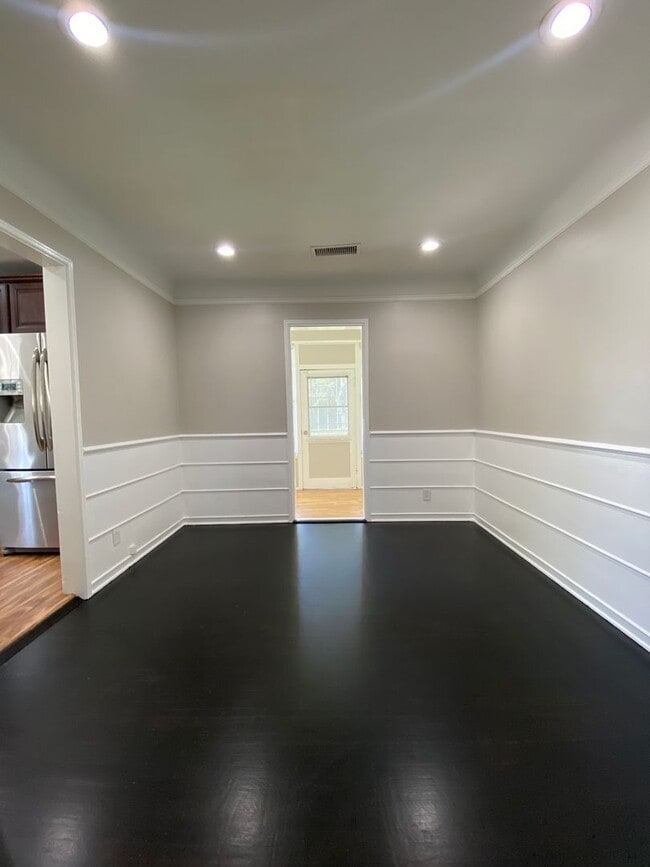 Building Photo - 2335 S Garth Ave