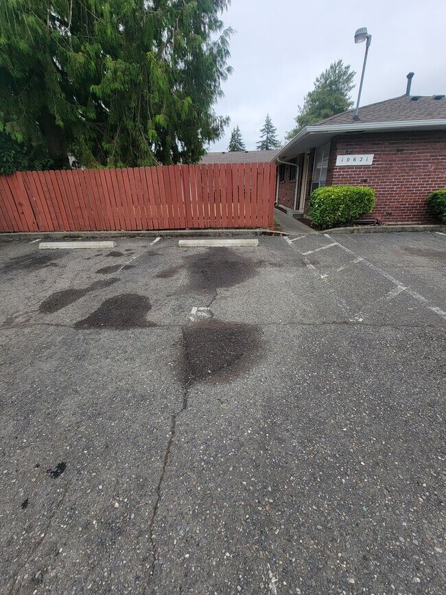 Building Photo - Convenient Lakewood Location. 1 bedroom $1395.00 includes most utilities
