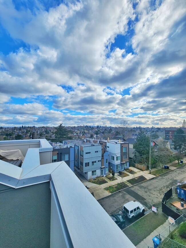Building Photo - Beautiful 2 Bed 1.75 Bath Townhome in Central District