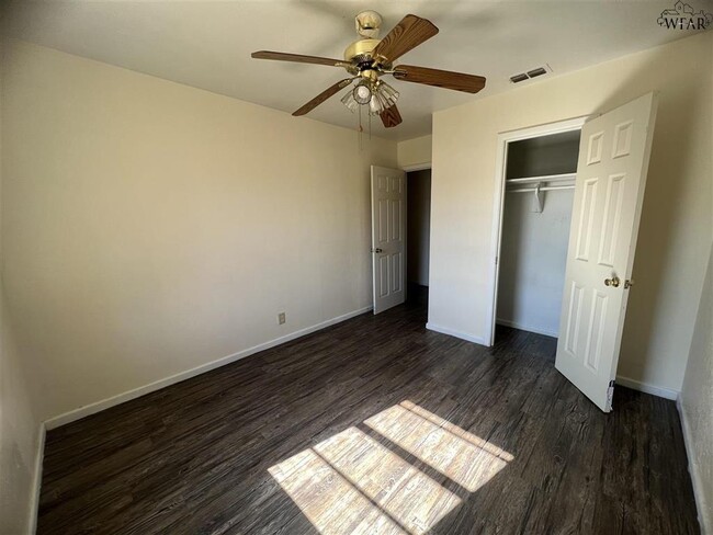 Building Photo - 1421 Tanbark Rd