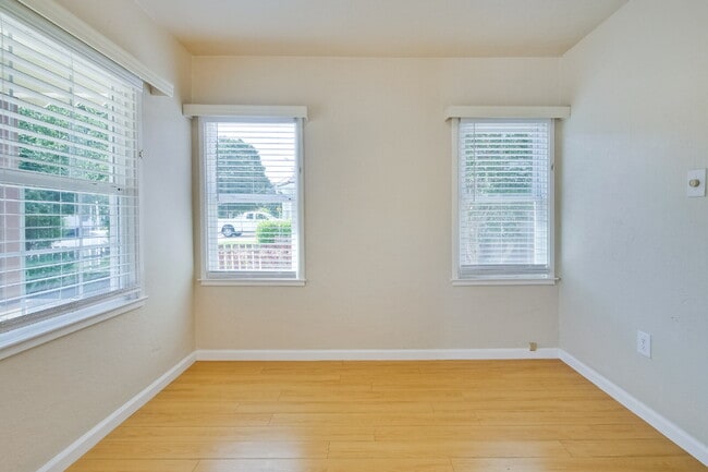 Building Photo - Bright, Clean and Cozy 2BR, 1BA Single Fam...