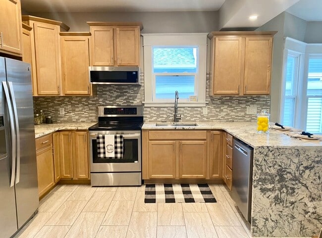 Building Photo - Stylish 2 Bedroom, 1.5 Bath Home with Vintage Charm + Modern Upgrades