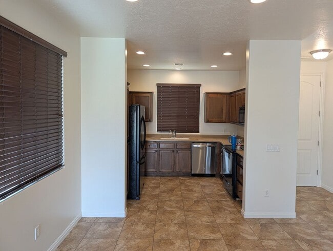 Building Photo - Easy Living in Coral Canyon! 3 Bedroom Home