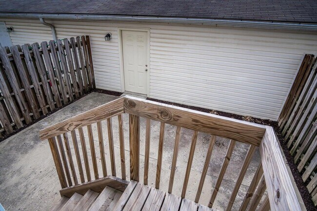 Building Photo - 587 Lazelle Rd