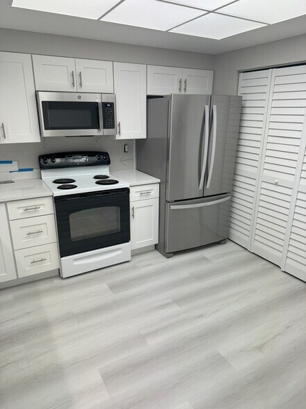 Building Photo - 2713 NE 28th Ct