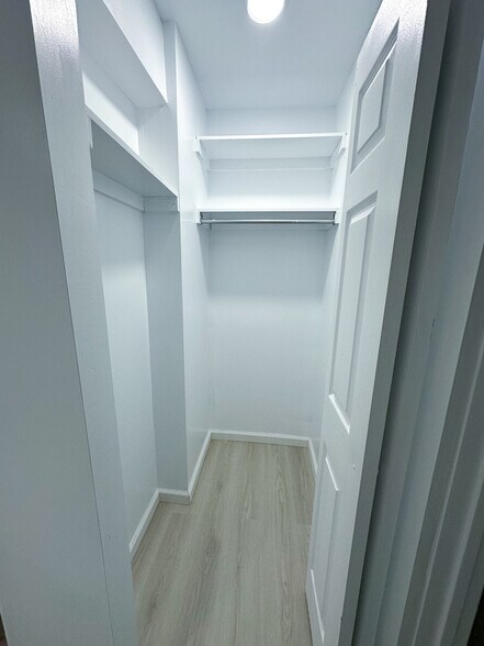 The Closet - 5113 Ravensworth Rd