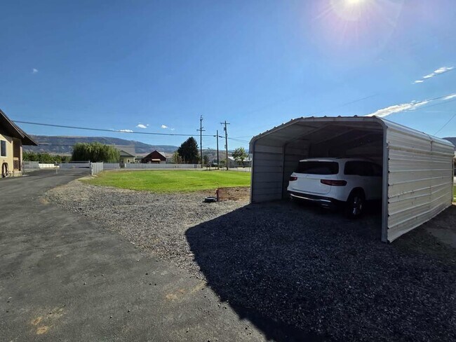 Building Photo - Large 3 Bedroom, 2.5 Bath on Beautiful, HU...