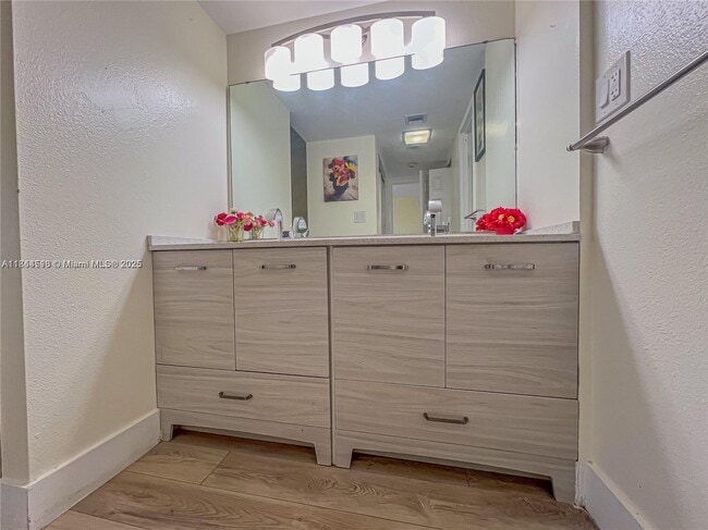Building Photo - 3625 N Country Club Dr