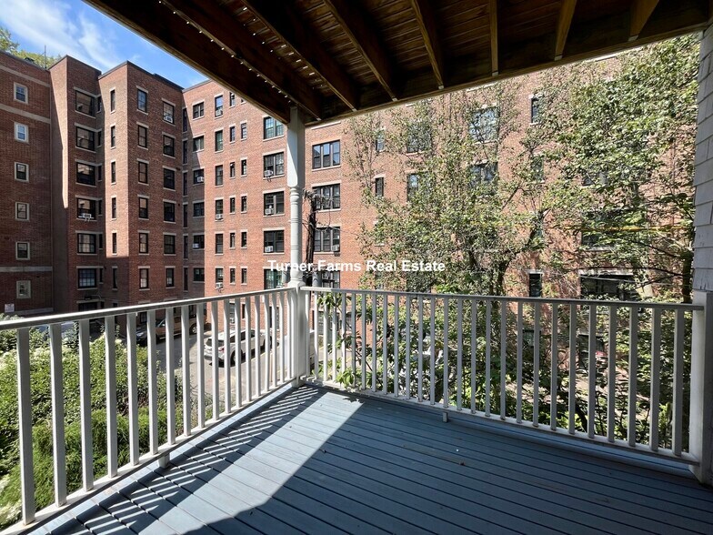 Building Photo - 8 Chapman Pl