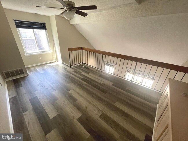 Building Photo - 214 Carriage Ct