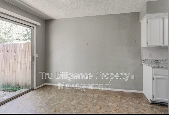 Building Photo - 210 Kathleen Dr