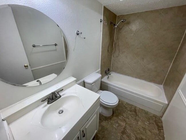 Building Photo - Dallas Duplex for Lease!!