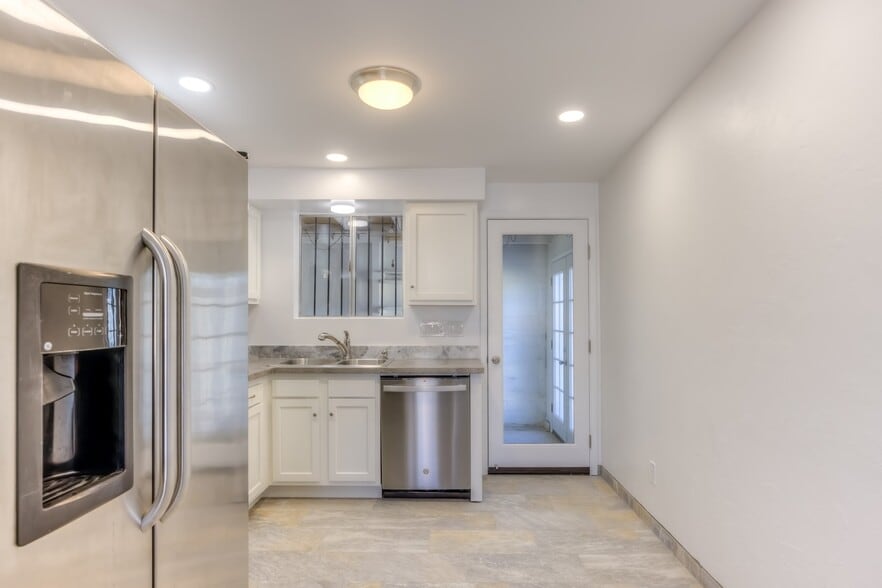 Building Photo - 415 E Jacinto St