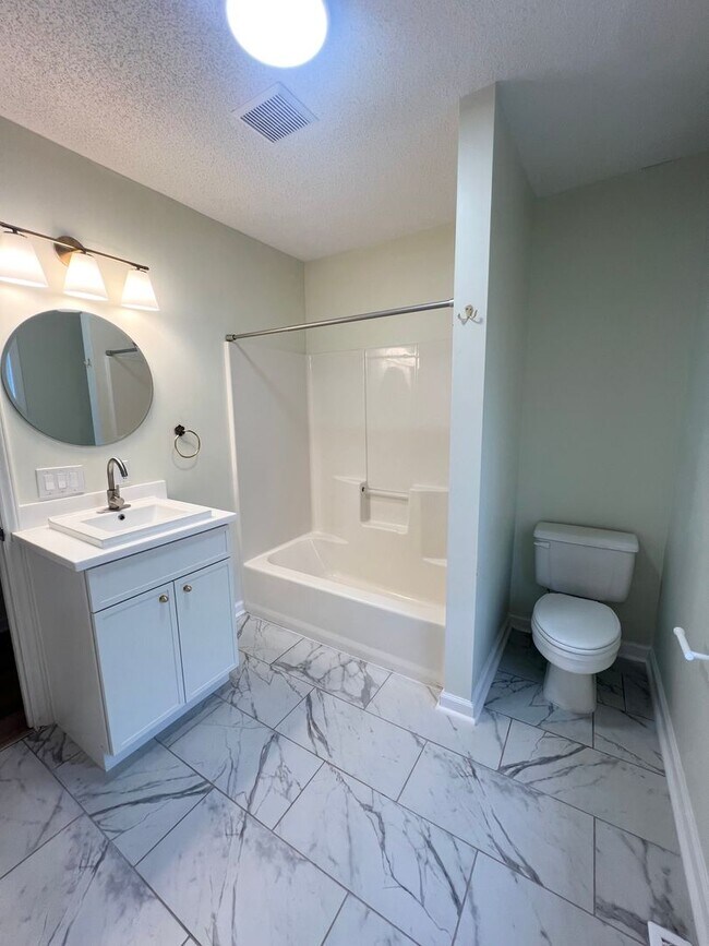 Building Photo - 3 Bedroom 2 Bath house Great Swannanoa Loc...