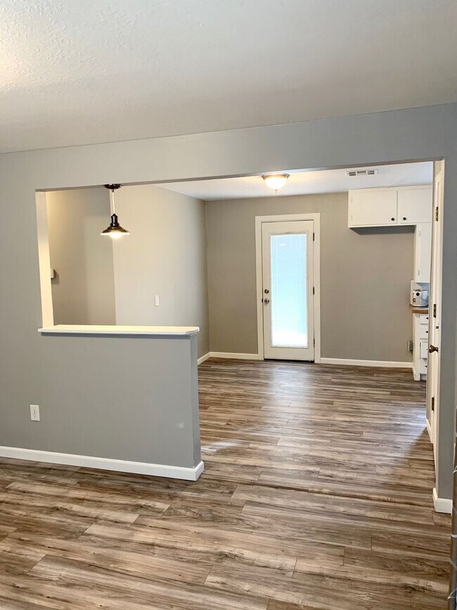 Building Photo - Charming Two Bedroom Downtown Springdale -