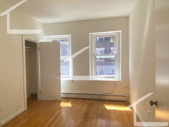 Building Photo - 8/1 Sunny, spacious 2BR right on Green Line!