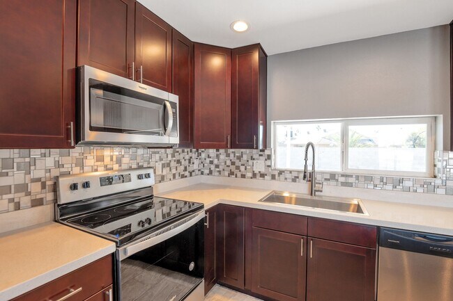 Building Photo - Large 6 Bed/3 Bath house close to ASU with awesome backyard