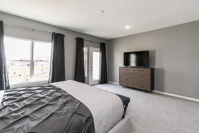 Building Photo - Fully Furnished Townhome Blocks Away From Downtown, Flexible Leasing Terms!