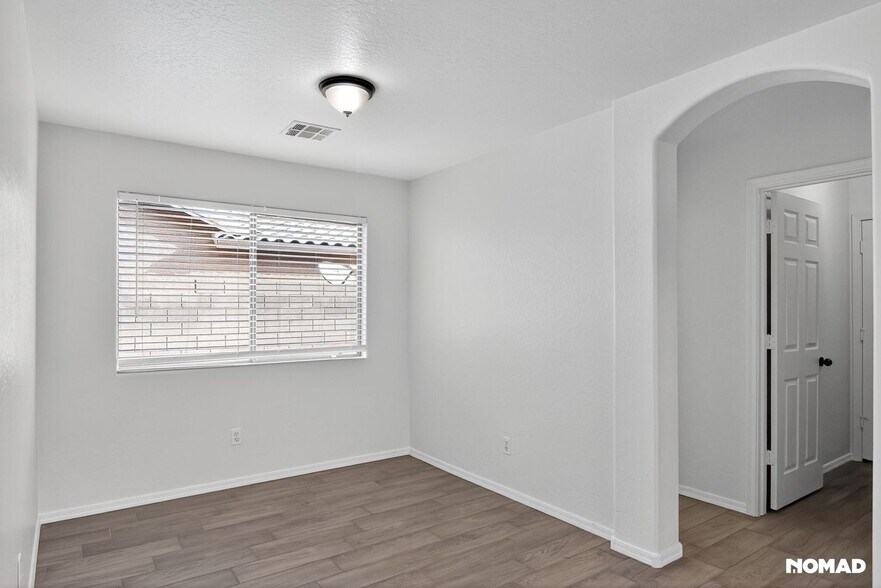 Building Photo - 7118 N 77th Dr
