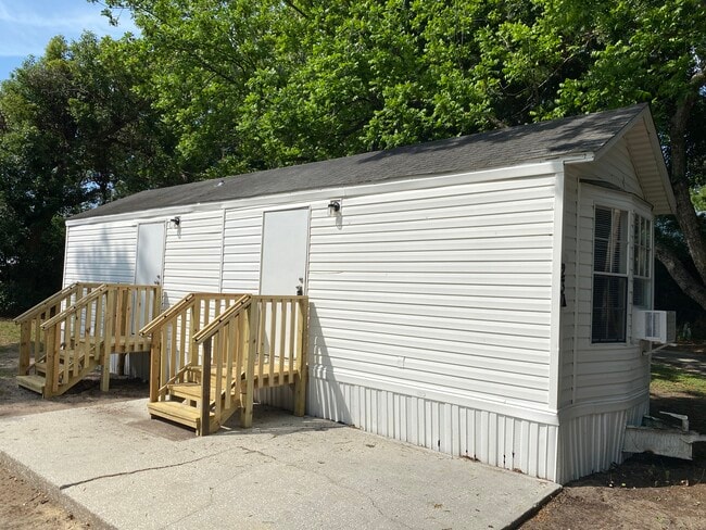 Building Photo - 9588 NE Jacksonville Rd