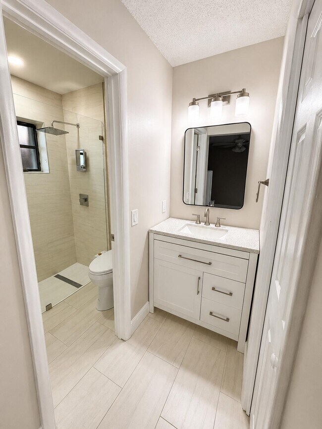 Building Photo - 4086 Palm Forest Dr S